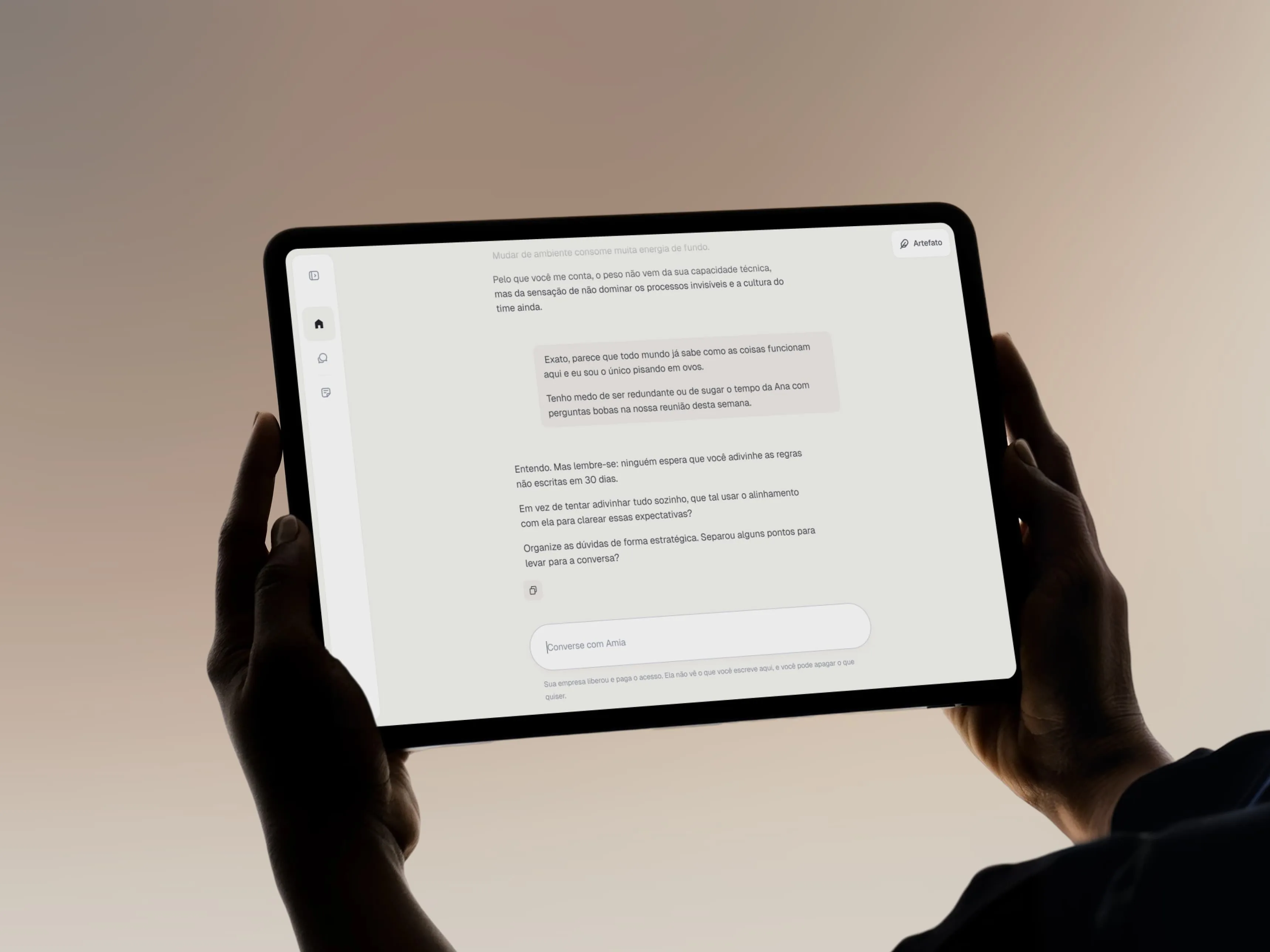 A Amia Work aberta em um aparelho: conversa e registros em um mesmo espaço.